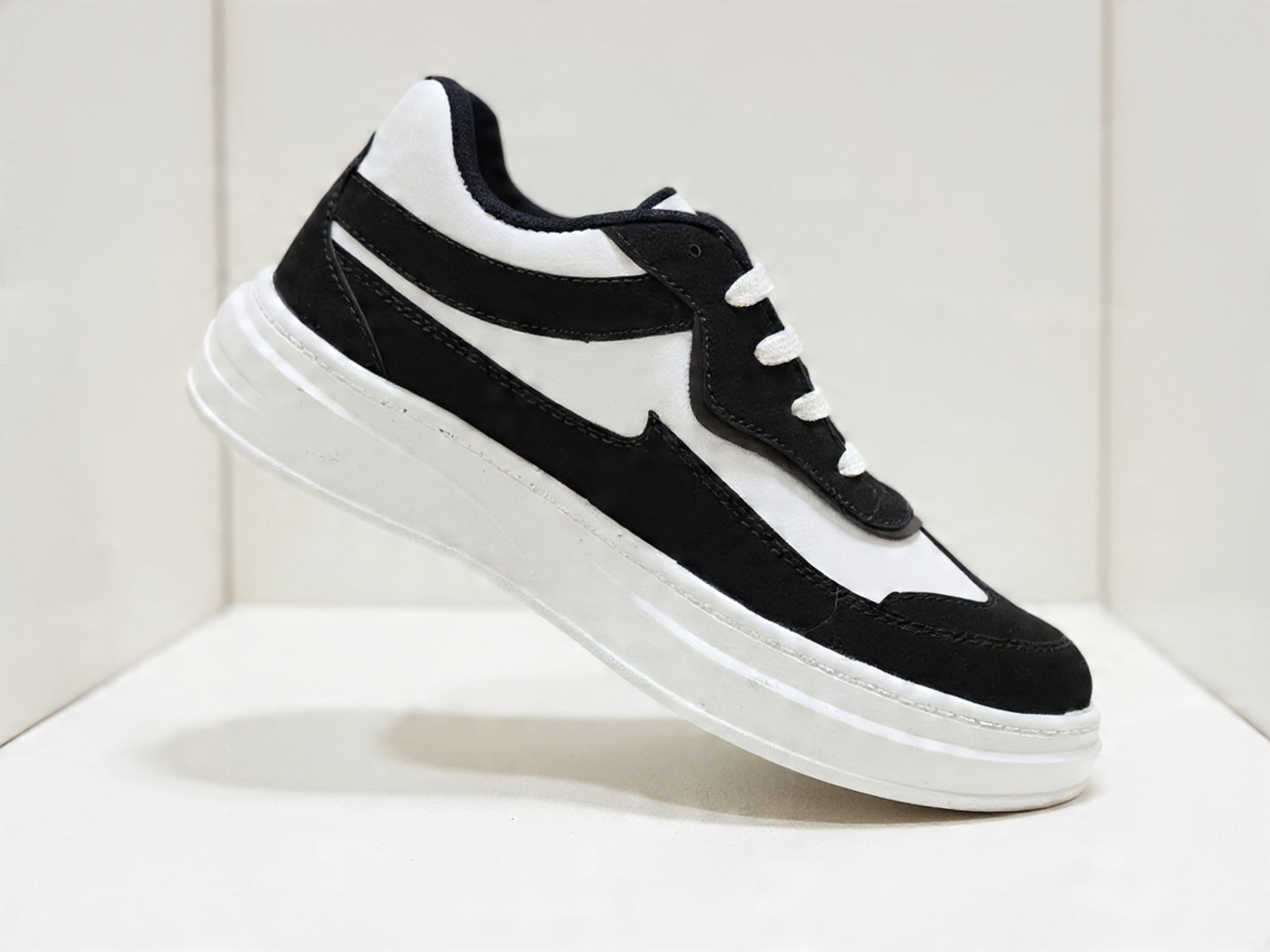 PAKSHULA Black–White Sporty Lifestyle Sneakers