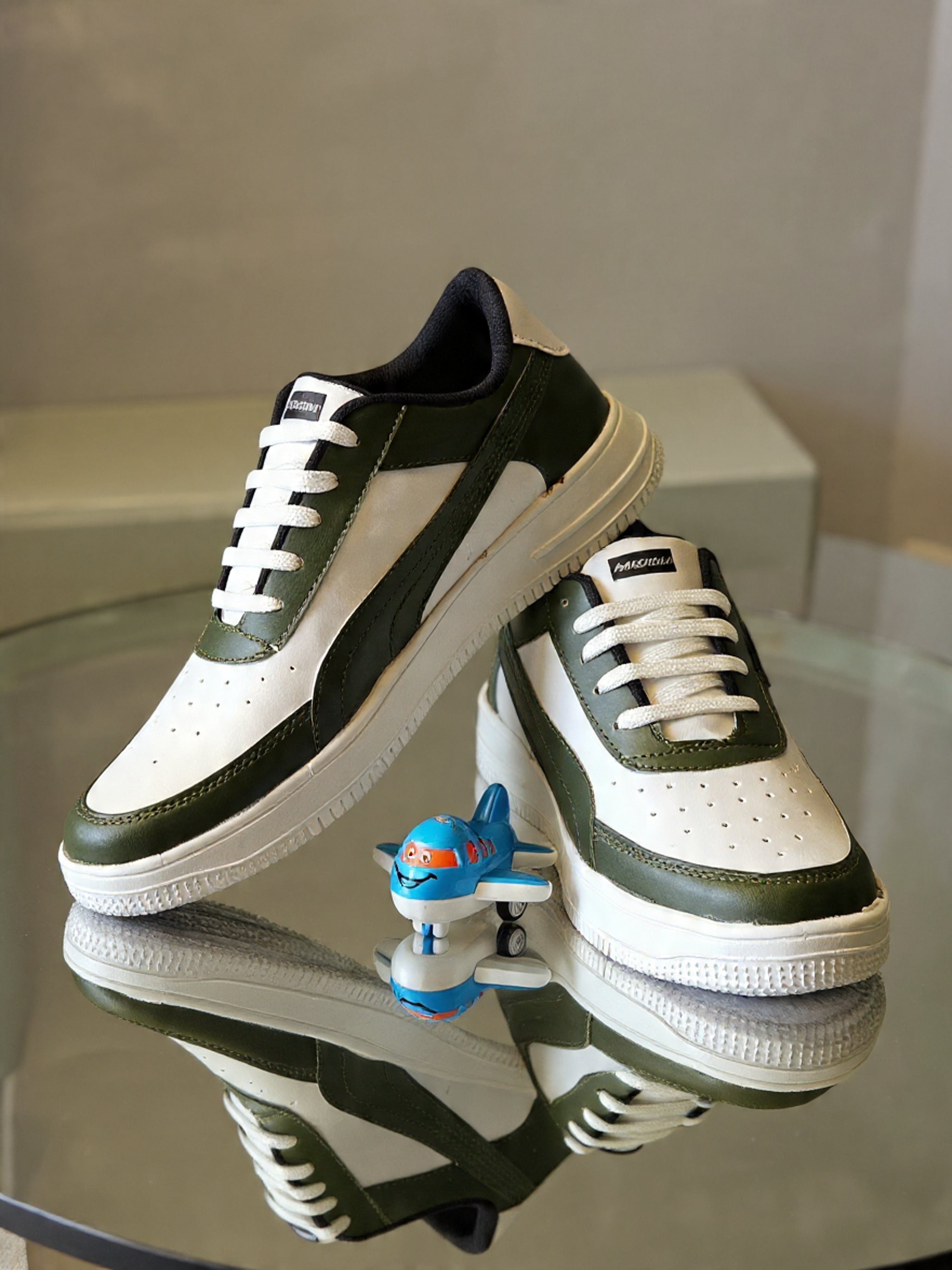 PAKSHULA Green–White Fresh Sneakers