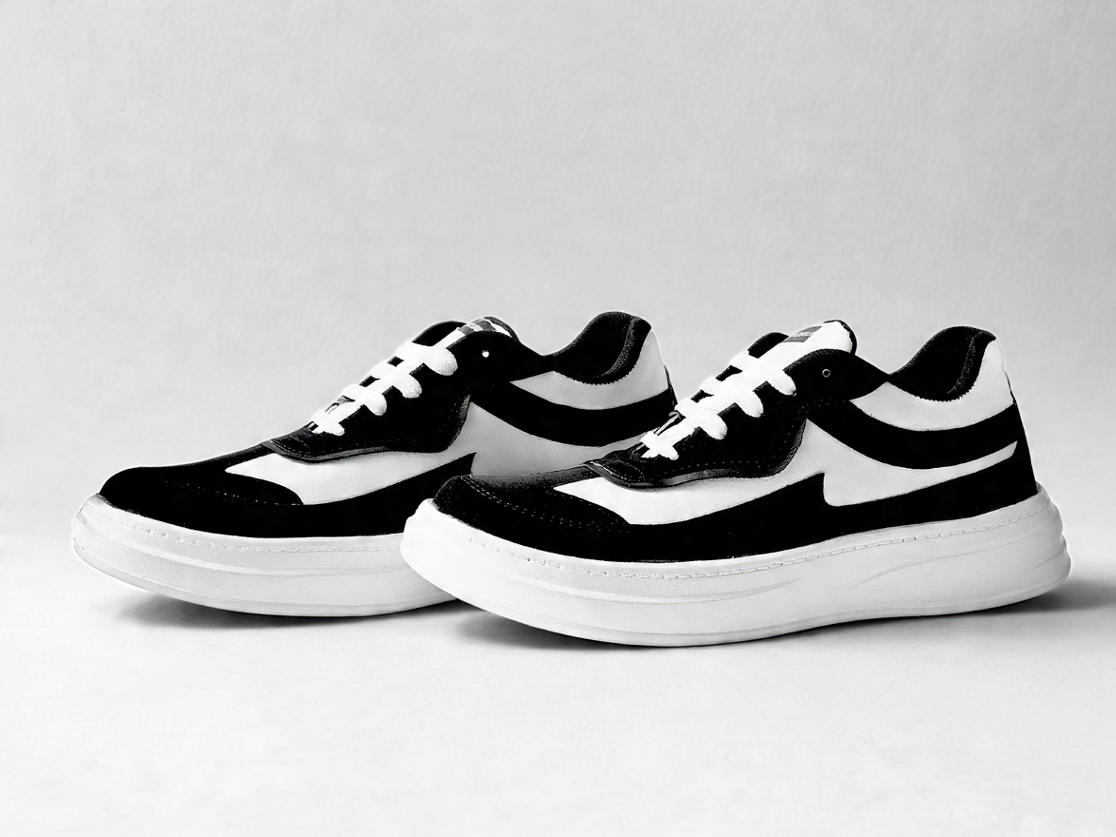 PAKSHULA Black–White Sporty Lifestyle Sneakers