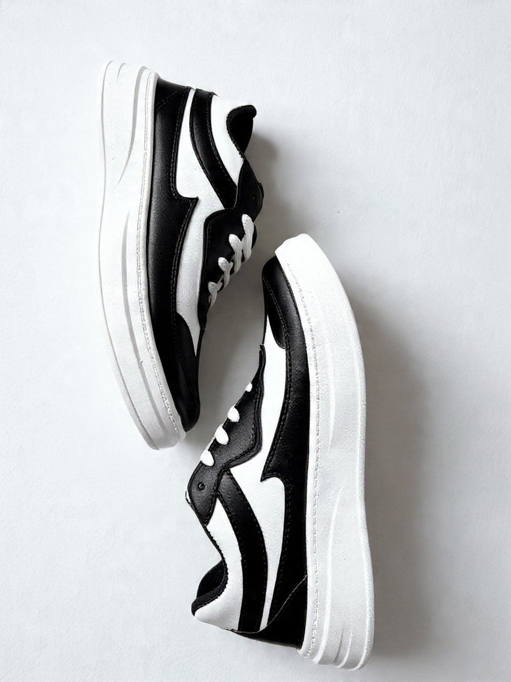PAKSHULA Black–White Sporty Lifestyle Sneakers
