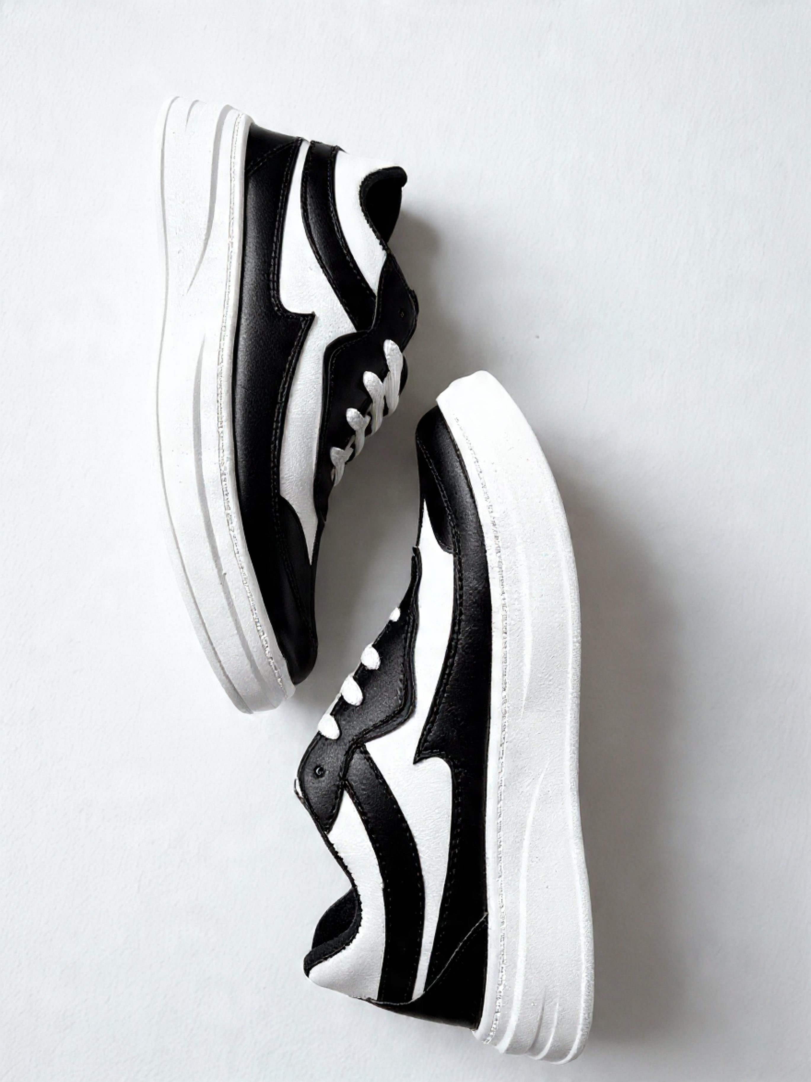 PAKSHULA Black–White Sporty Lifestyle Sneakers